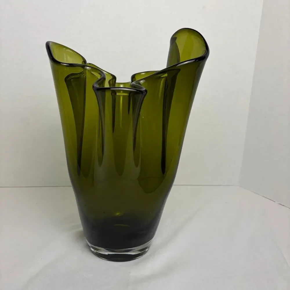 VTG MCM Handkerchief green ruffle top vase. Blenko style. mid century modern